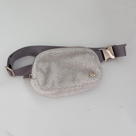 Lululemon Everywhere Sherpa Belt Bag - Picture 1 of 4
